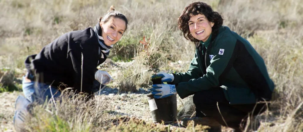 Restaura con WWF. Dos trabajadoras de WWF plantando un árbol