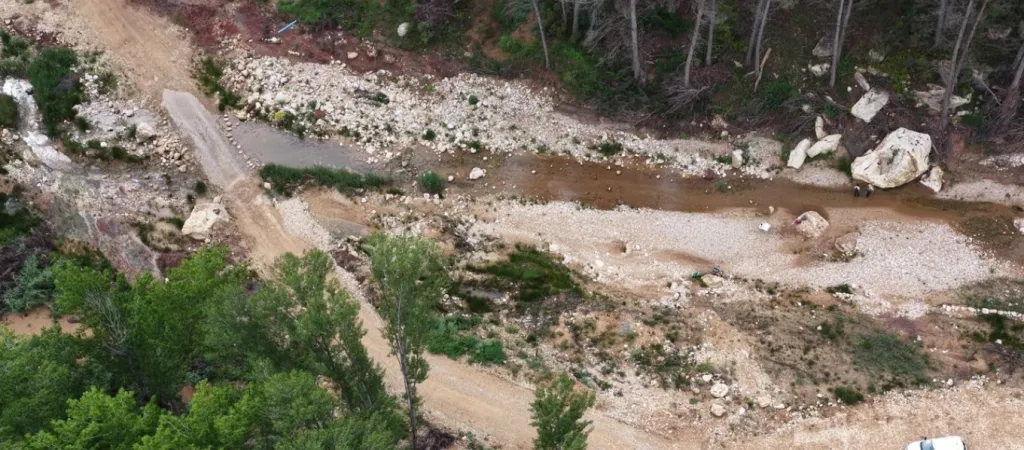 Vista aérea del cauce del río Mijares entre pinares, con las orillas arrasadas por la dana